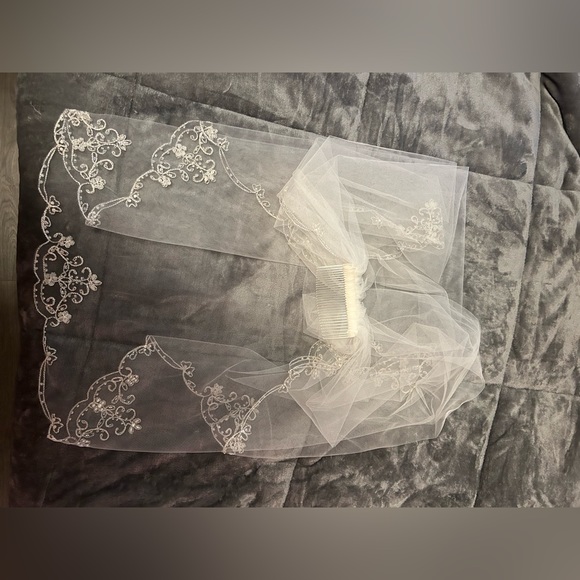 Beautiful vail, amazing beading detail! - Picture 2 of 2